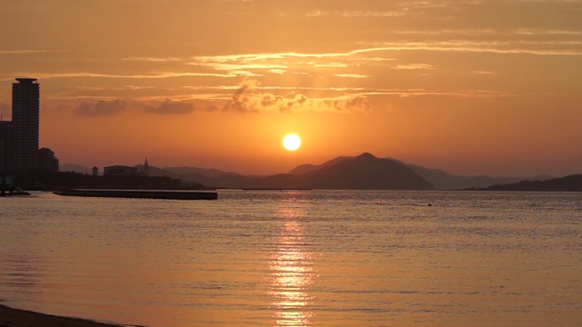 海岸上的日落视频素材