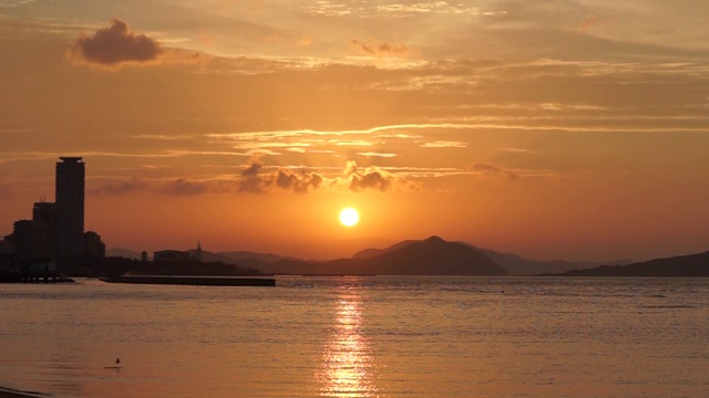 海岸上的日落视频素材