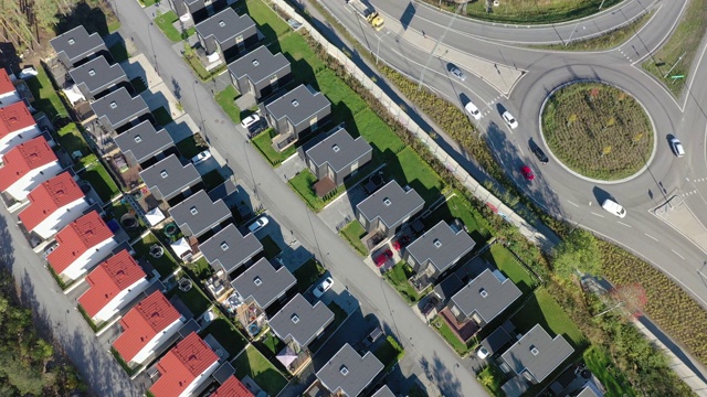 现代化的房屋紧挨着交通繁忙的道路视频素材