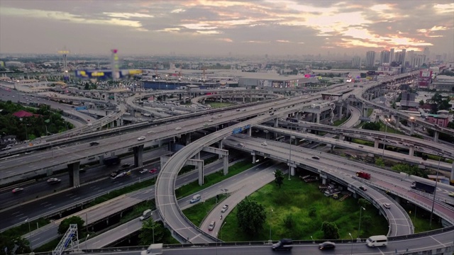 泰国曼谷的住宅建筑和交通鸟瞰图。视频下载