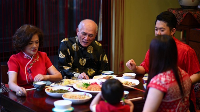 亚洲华人家庭春节团圆饭吃传统菜肴生鱼刘生视频素材