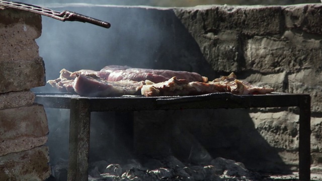 烤肉，乡村烧烤烧烤，帕里利亚，Asado。阿根廷的传统食物。关闭了。视频素材