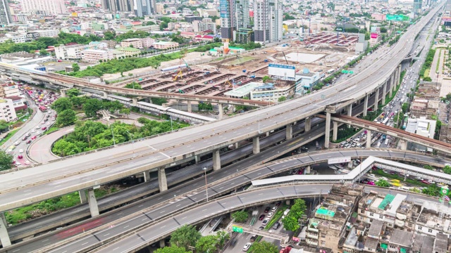 延时汽车交通运输在高架公路、道路交叉口、空铁铁路，与施工现场。城市交通生活方式，亚洲城市生活。高角度的城市景观视频素材