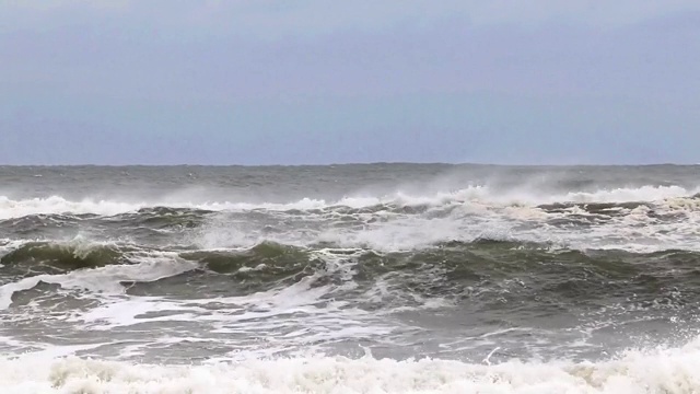 由于风暴远离海岸，大西洋上汹涌而危险的海浪视频素材