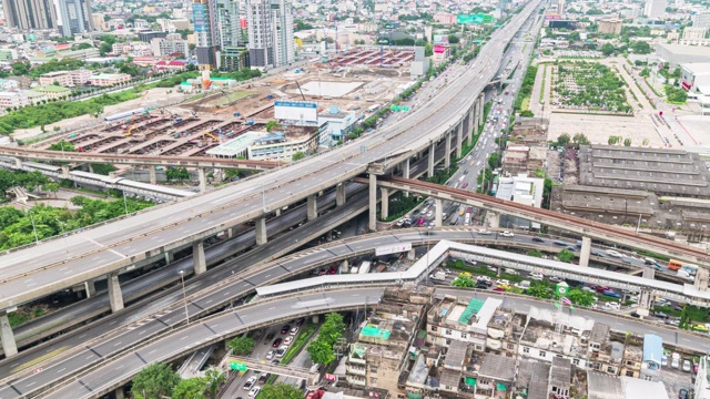 延时汽车交通运输在高速公路、公路交叉口、空铁铁路、施工现场。城市交通生活方式，亚洲城市生活。高角度的城市景观视图缩小视频素材