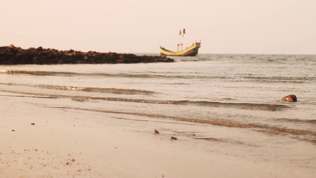 海滩上海浪放松。海滩上海浪船治愈。视频素材