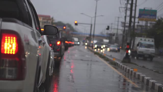 晚上的交通在下雨视频素材