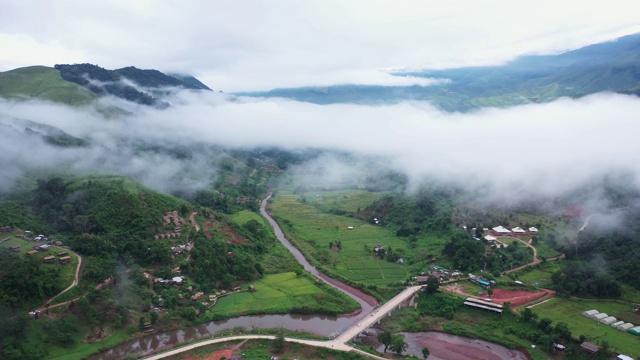 鸟瞰图无人机飞越海雾与稻田在山区，泰国南。视频素材