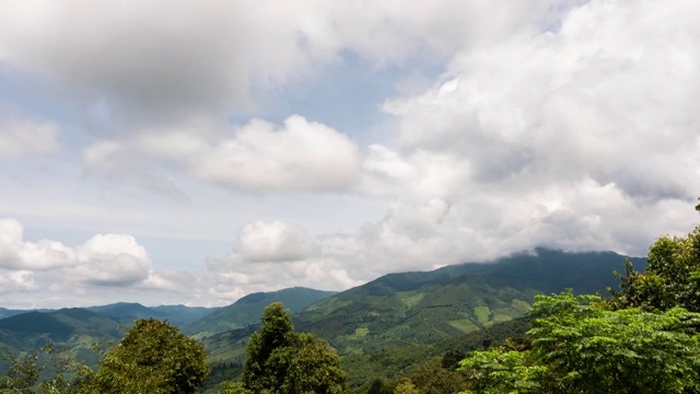 时间流逝山与云的天空视频素材