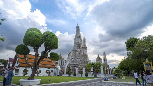 时光流逝，黎明神殿中的宝塔。黎明寺(Wat Arun)。视频素材