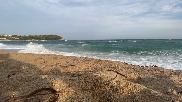 秋天海滩上的波浪视频素材