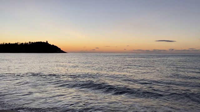 夕阳下的海浪视频素材