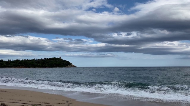 地中海和海滩上的云彩视频素材