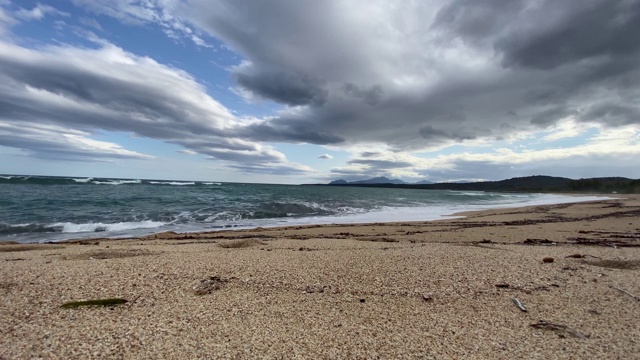 地面视图沙滩上的沙子海浪与云视频素材