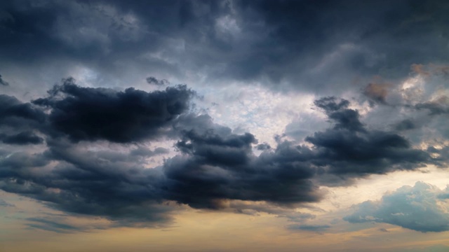 美丽的黑暗戏剧性的天空与暴风雨的云时间流逝视频素材