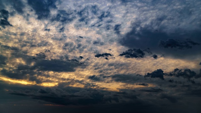 美丽的黑暗戏剧性的天空与暴风雨的云时间流逝视频素材