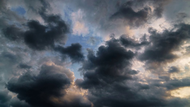 美丽的黑暗戏剧性的天空与暴风雨的云时间流逝视频素材