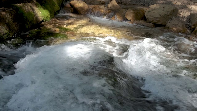 泡沫山流。清澈的冷水在岩石河里流动的特写镜头。视频素材