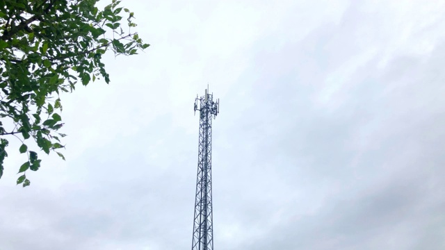 5G蜂窝网络的蜂窝天线塔和电子无线电收发设备。视频素材