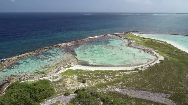 鸟瞰热带岛屿，有红树林和加勒比海海域的绿松石——委内瑞拉洛克斯国家公园。伟大的海滩场景。视频素材