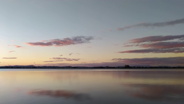 傍晚的时间流逝移动的云与反射在平静的湖视频素材