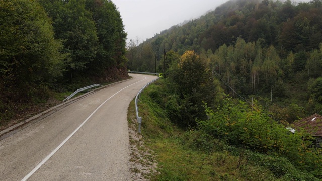 在塞尔维亚的斯特拉平原-路到老山旅游目的地在雾天与森林树木在秋天-旅游旅程和度假概念视频素材