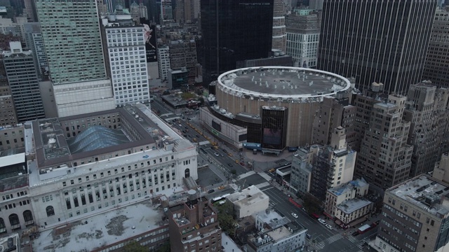 鸟瞰图纽约市麦迪逊广场花园在一个阴天的下午视频素材