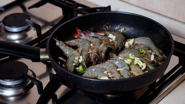 柠檬香烤黑虎虾。烤大虾配香草。烤海鲜。厨师烹饪seafoodukr视频素材