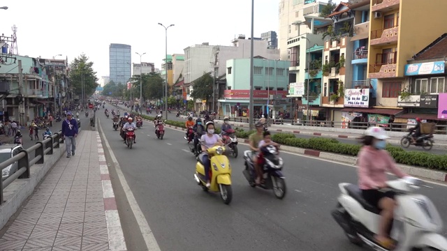 胡志明摩托车，汽车，摩托车，道路交通，一天。视频素材