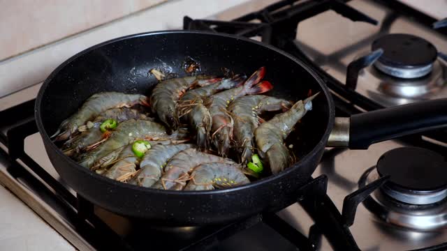 柠檬香烤黑虎虾。烤大虾配香草。烤海鲜。厨师烹饪seafoodukr视频素材