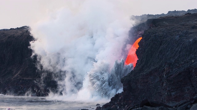 Kīlauea火山的熔岩流入海洋视频素材