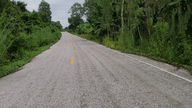 在乡村道路上驾驶视频素材