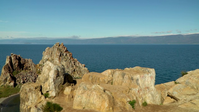 美丽的西伯利亚贝加尔湖风景。Olkhon上的Shamanka Rock全景。Burhan角。旅行的概念。贝加尔湖是世界上最大的淡水湖。自然背景。视频素材