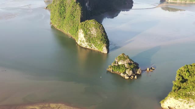 泰国:泰国攀雅湾热带雨林河流的鸟瞰图曲线。视频素材