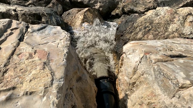 脏水从管道流入河流或大海，环境污染。下水道，处理设施，雨水下水道。4 k视频素材