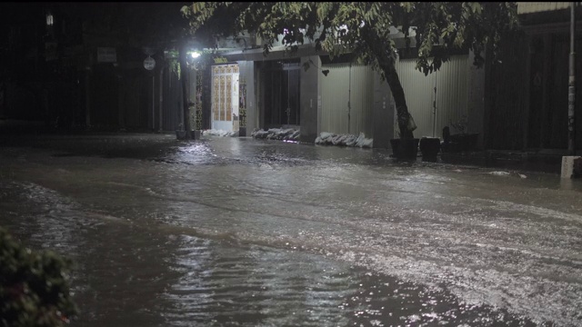 晚上下雨时街道被淹视频素材