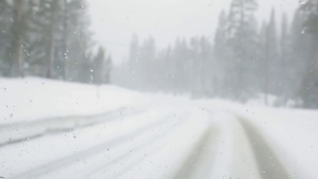 在被雪覆盖的路上开车视频素材