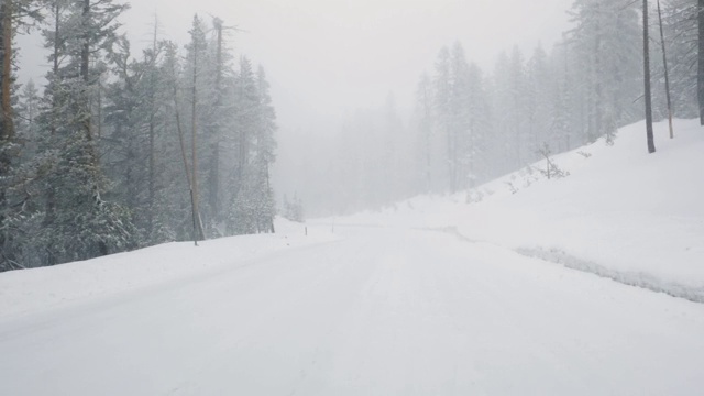 在被雪覆盖的路上开车视频素材