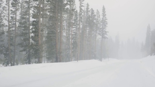 在被雪覆盖的路上开车视频素材