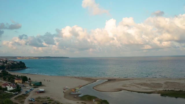 森林边湖边的夏日日落视频下载