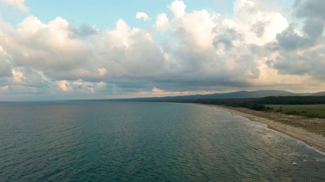 森林边湖边的夏日日落视频素材