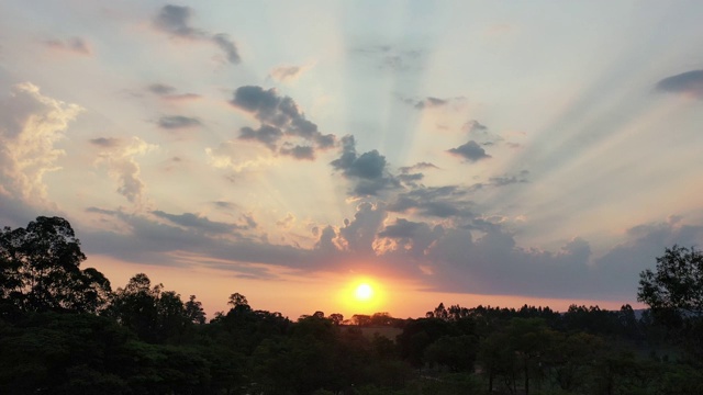 鸟瞰日落天空中的乡村生活场景。农村日落。农村的日落。乡村景观鸟瞰图。伟大的景观。天空日落。天际线农村。丰富多彩的乡村的天际线视频素材