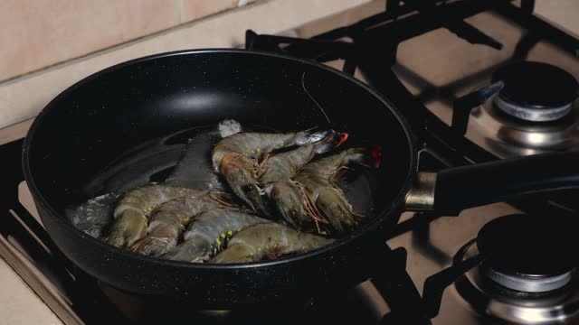 黑虎虾配香草烤。燃气炉上烤鲜虾，用黄油或油煎视频素材