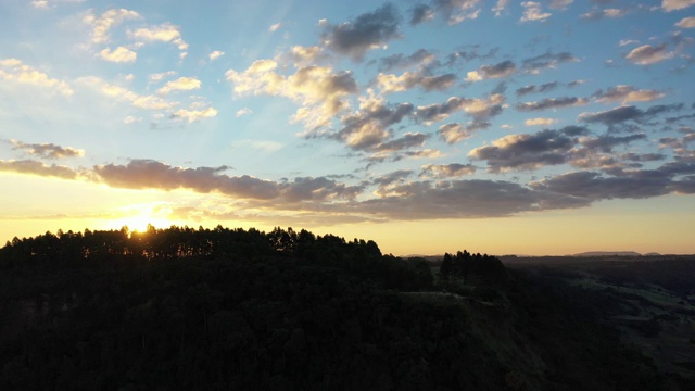 鸟瞰日落天空中的乡村生活场景。桉树。农村日落。农村的日落。乡村景观鸟瞰图。伟大的景观。天空日落。天际线农村。丰富多彩的乡村的天际线视频素材