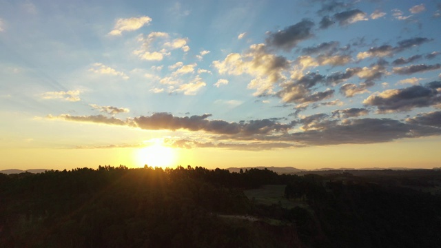 鸟瞰日落天空中的乡村生活场景。桉树。农村日落。农村的日落。乡村景观鸟瞰图。伟大的景观。天空日落。天际线农村。丰富多彩的乡村的天际线视频素材