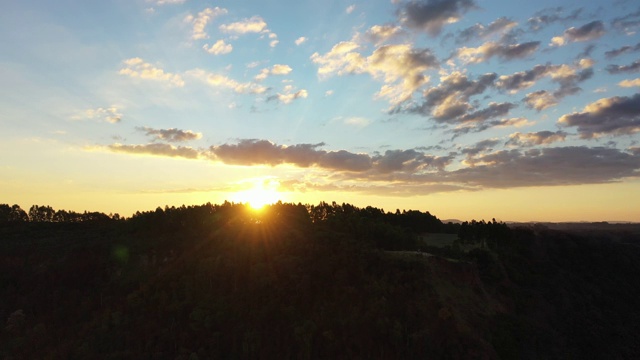 鸟瞰日落天空中的乡村生活场景。桉树。农村日落。农村的日落。乡村景观鸟瞰图。伟大的景观。天空日落。天际线农村。丰富多彩的乡村的天际线视频素材