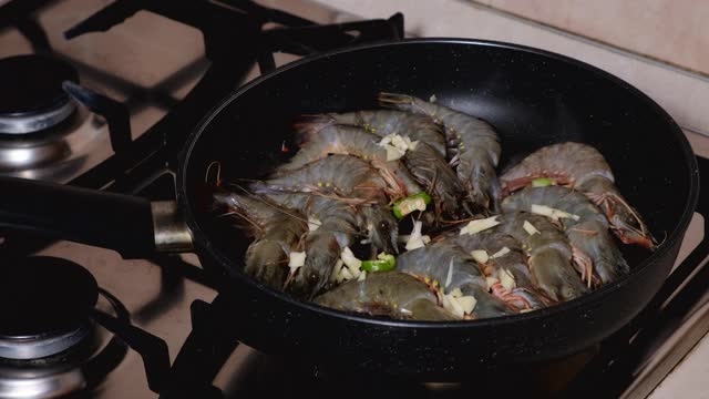 黑虎虾配香草烤。燃气炉上烤鲜虾，用黄油或油煎视频素材