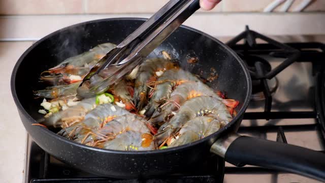 黑虎虾配香草烤。燃气炉上烤鲜虾，用黄油或油煎视频素材