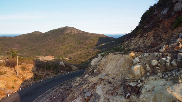 无人机飞过风景优美的山路，山崖林立，风景如画。视频素材