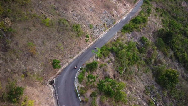 从空中俯瞰在山边乡村公路上行驶的汽车视频素材